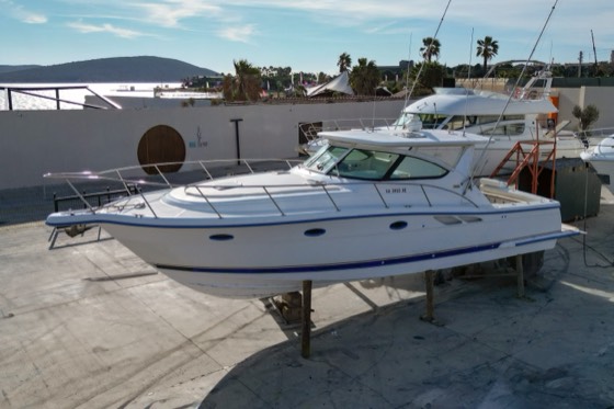 Reis Yachting çekek sahasında bakıma alınmış bir tekne